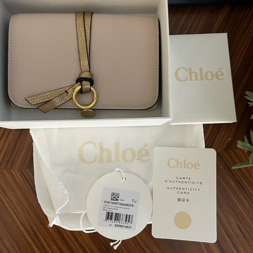 NWT Chloe Compact Trifold Leather Wallet